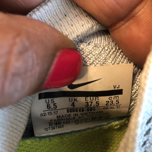 😊Woman’s Super Cute light Gray Nike Free Size 6 1/2. Light weight Lightly worn. - Picture 3 of 6